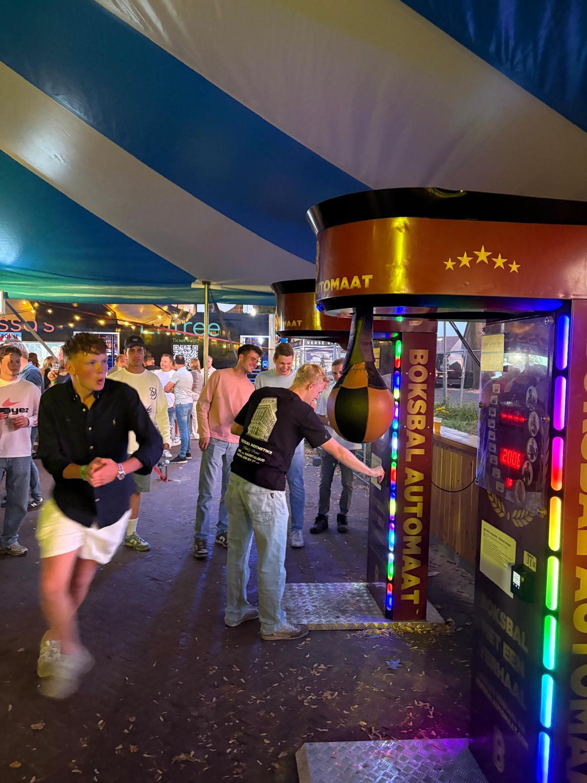 BoksbalAutomaat tijdens de Melderse kermis in de tent
