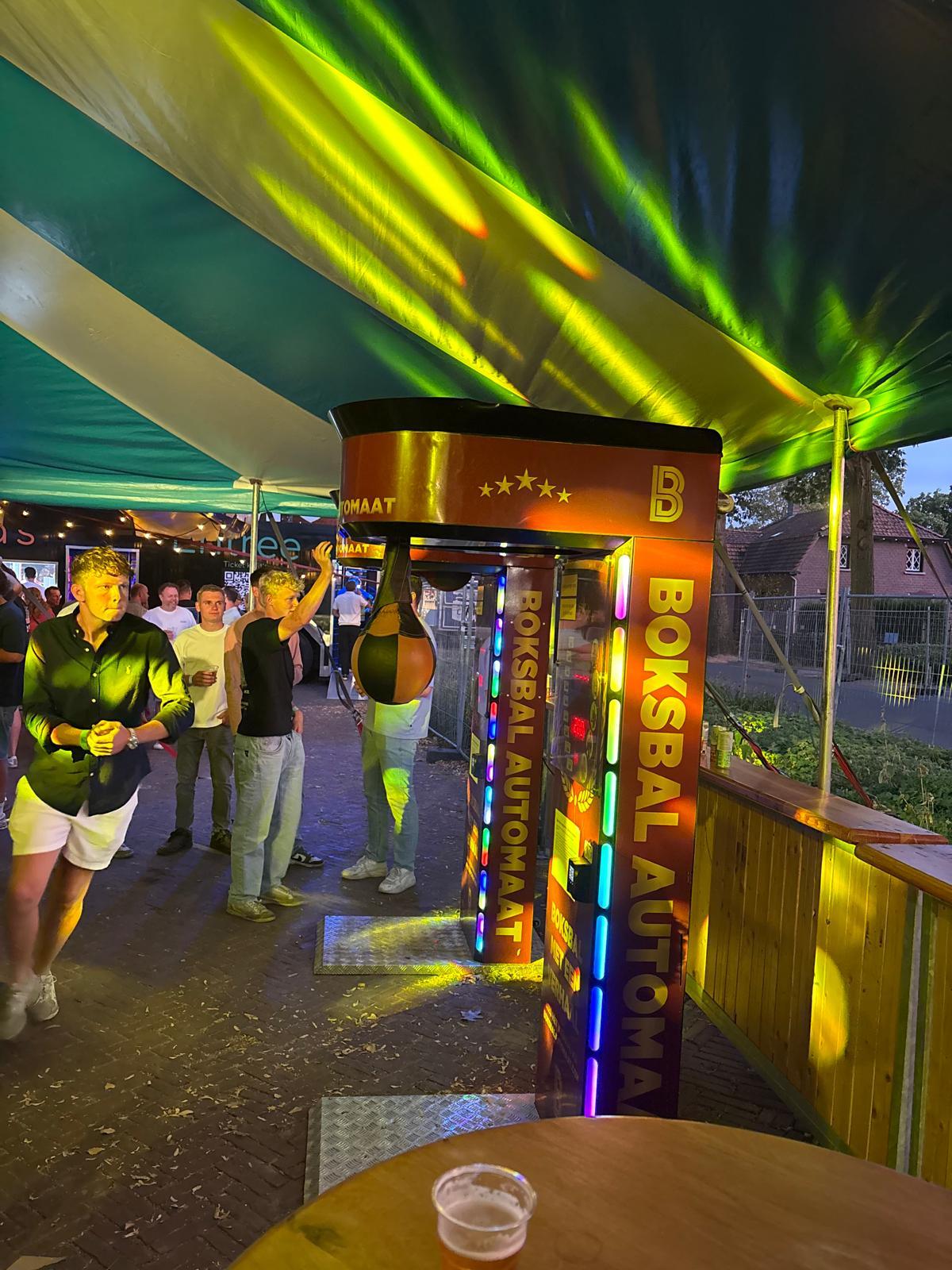 Sfeervolle avond bij de BoksbalAutomaat op de Melderse kermis