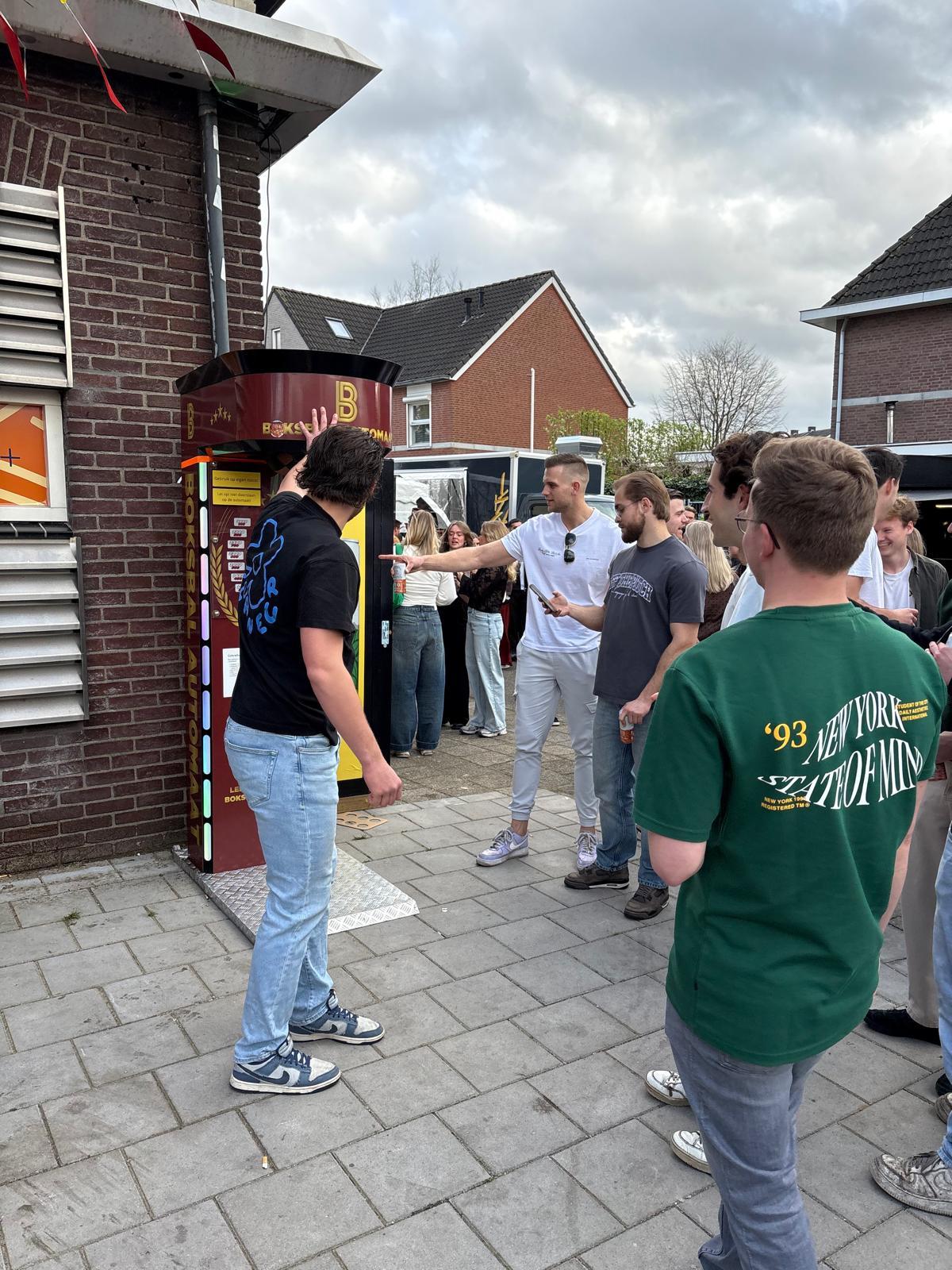 Bezoekers dagen elkaar uit op de BoksbalAutomaat tijdens Prilpop