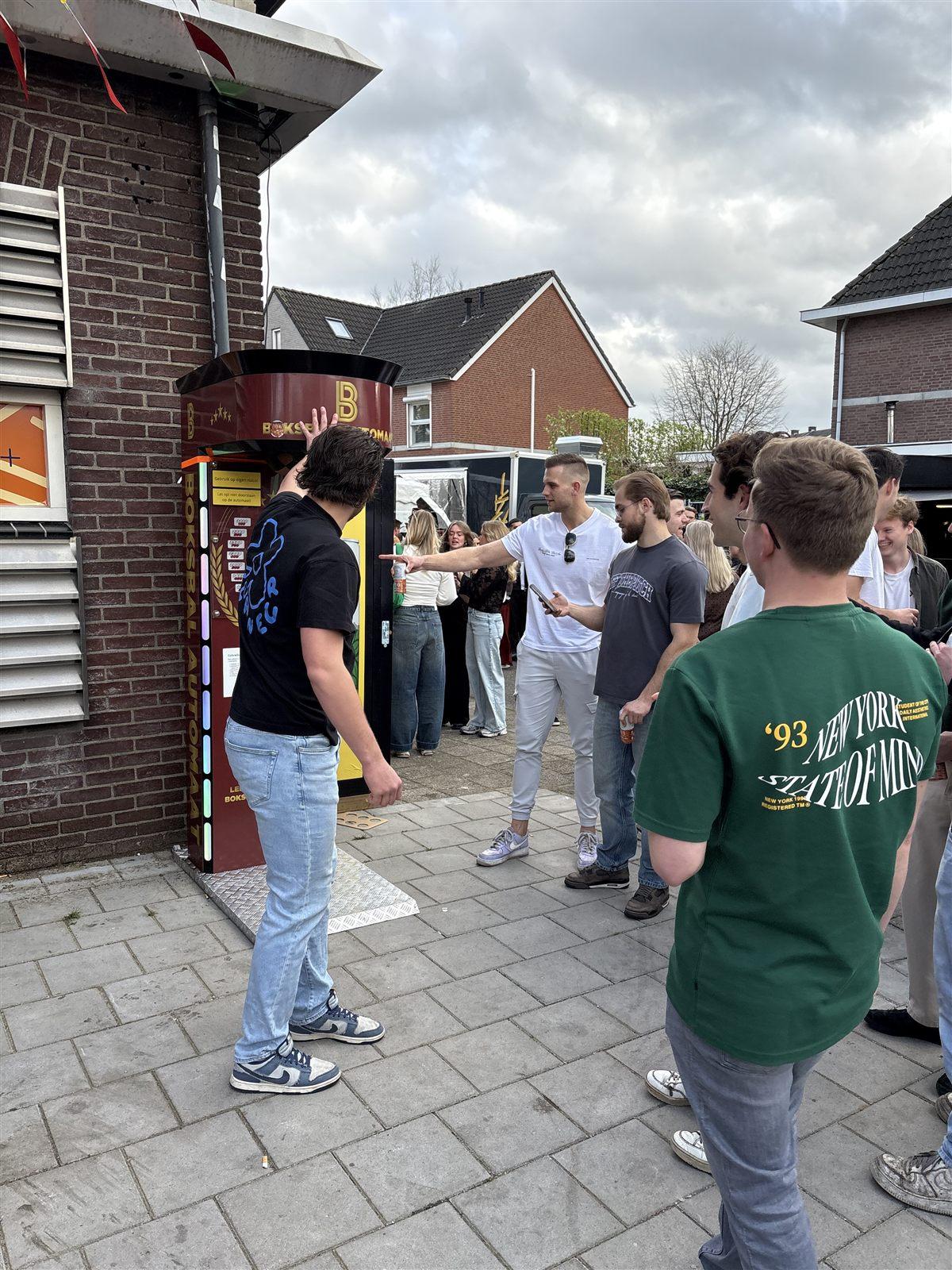 Gasten rond de BoksbalAutomaat op een evenement