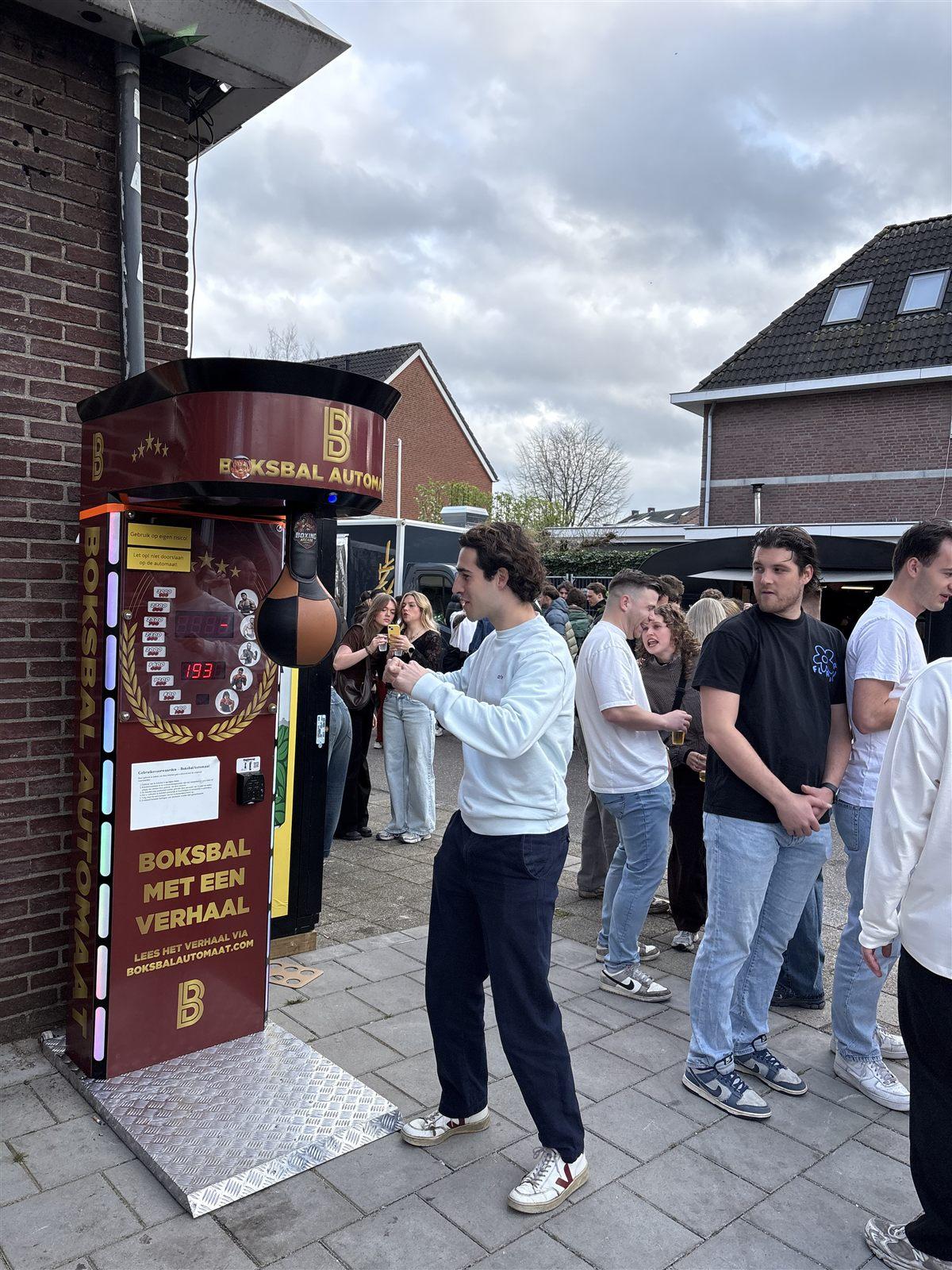 Gasten dagen elkaar uit op de BoksbalAutomaat