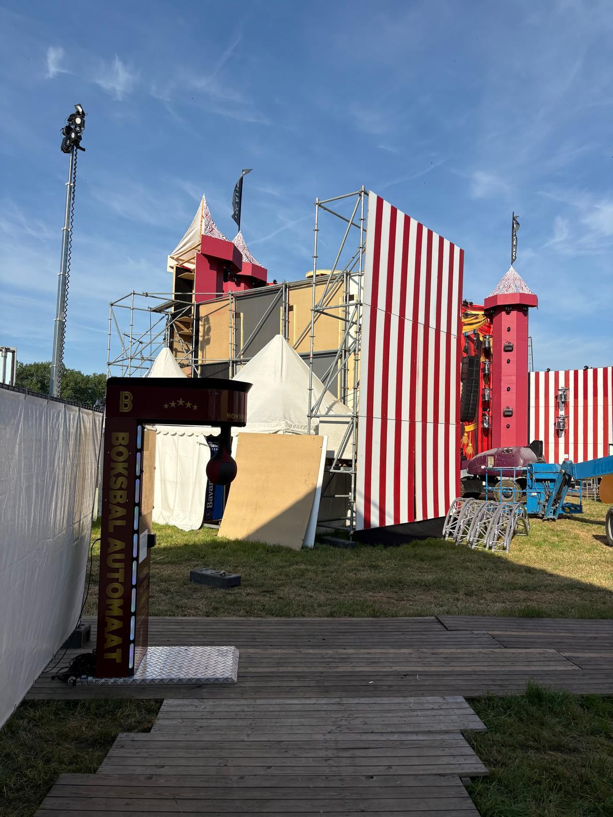 BoksbalAutomaat bij het decor van Meadow
