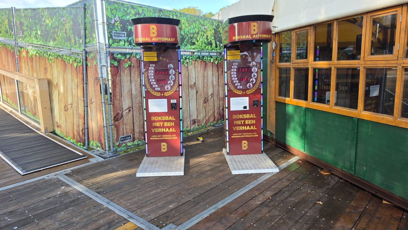 Twee BoksbalAutomaten naast elkaar op het terras bij het Oktoberfest in Soerendonk
