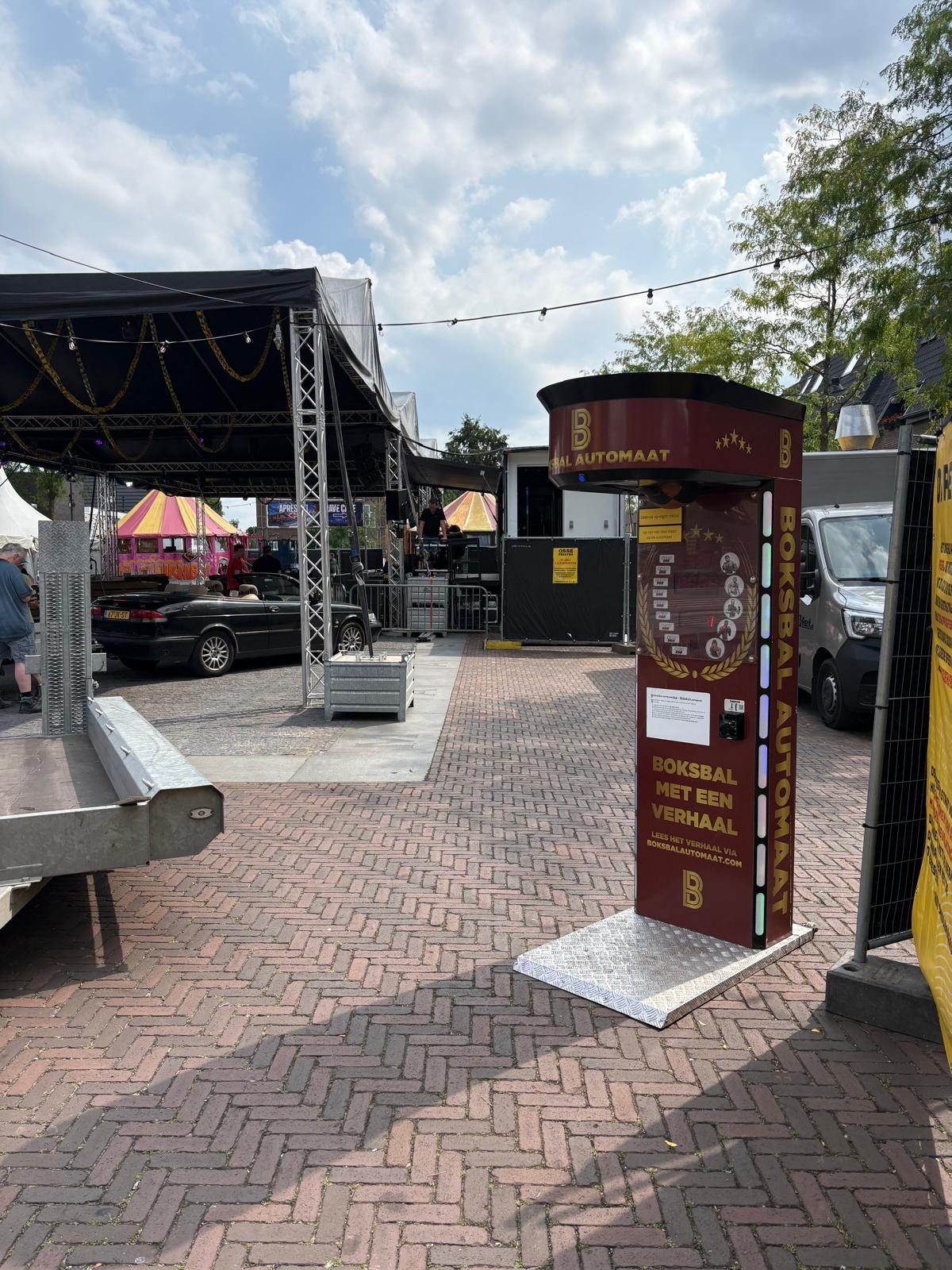 BoksbalAutomaat op het kerkplein bij de Ossefeesten in Maasbree